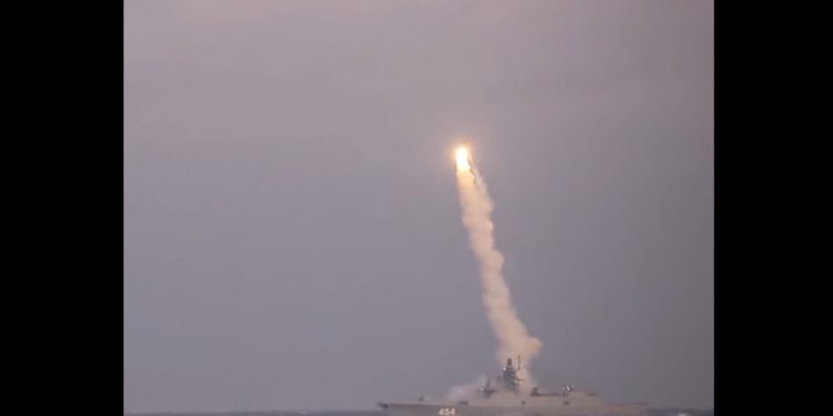 Rosja pokazała pocisk hipersoniczny. „Może uderzyć w niemal każdy punkt na świecie” (WIDEO)