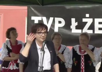 Mistrz drugiego planu podczas przemówienia Elżbiety Witek. Transparent uderza w TVP [WIDEO]