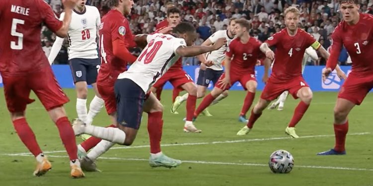 Kontrowersje po karnym w meczu Anglia-Dania. Wśród sędziów VAR był Polak