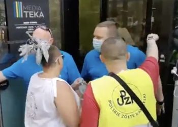 Antyszczepionkowcy zaatakowali punkt szczepień. Adam Niedzielski grzmi: „Tu nie ma z kim dyskutować” [WIDEO]