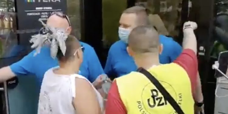 Antyszczepionkowcy zaatakowali punkt szczepień. Adam Niedzielski grzmi: „Tu nie ma z kim dyskutować” [WIDEO]