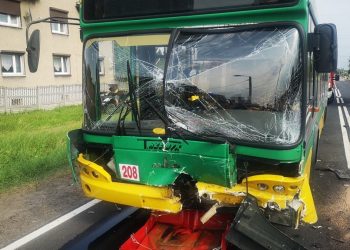 Czołowe zderzenie z autobusem miejskim. Wstrząsające nagranie [WIDEO]