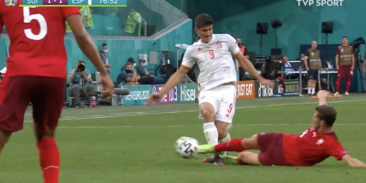 Kolejny brutalny faul na Euro. Sędzia od razu wyciągnął czerwoną kartkę [WIDEO]