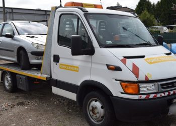 Ukradł 12 samochodów. 23-latek wywoził je na lawecie