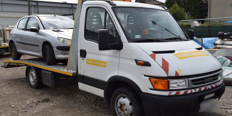 Ukradł 12 samochodów. 23-latek wywoził je na lawecie