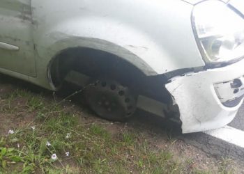 Pijany kierowca uznał, że… wystarczą mu trzy koła. Szybko wpadł