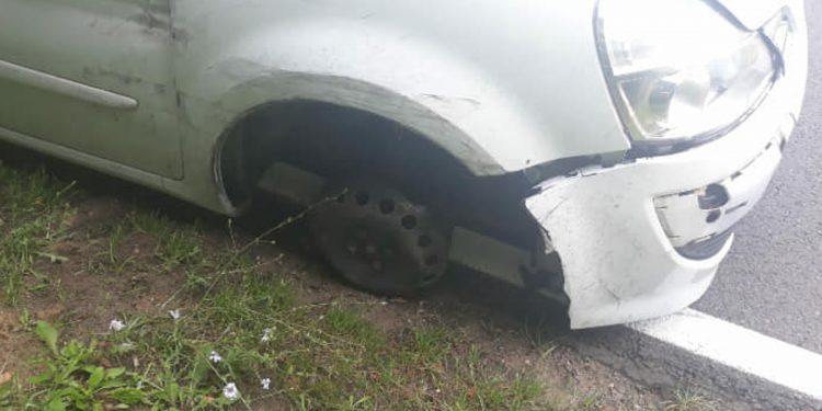 Pijany kierowca uznał, że… wystarczą mu trzy koła. Szybko wpadł