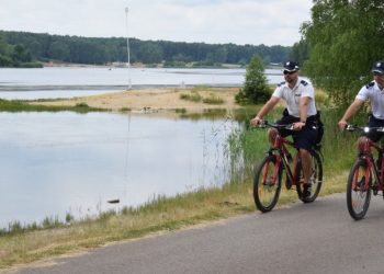 Dziecko topiło się w zalewie. Ojciec… pijany siedział w barze
