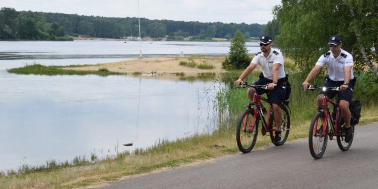 Dziecko topiło się w zalewie. Ojciec… pijany siedział w barze
