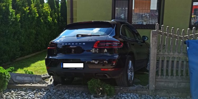 Potrąciła wnuczkę podczas parkowania porsche