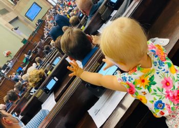 dziecko na obradach sejmu