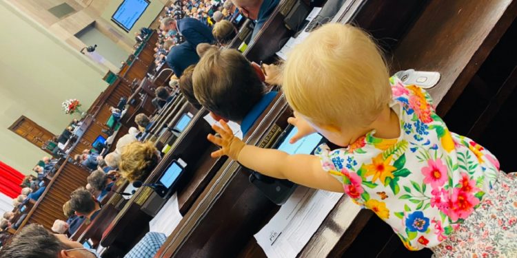 dziecko na obradach sejmu