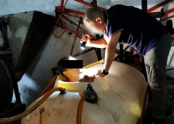 Poszukiwany ukrył się przed policją w… beczce do oprysków