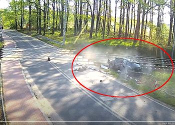 Samochód nie trafił w… przejazd kolejowy. Rozbił się na rogatkach [WIDEO]