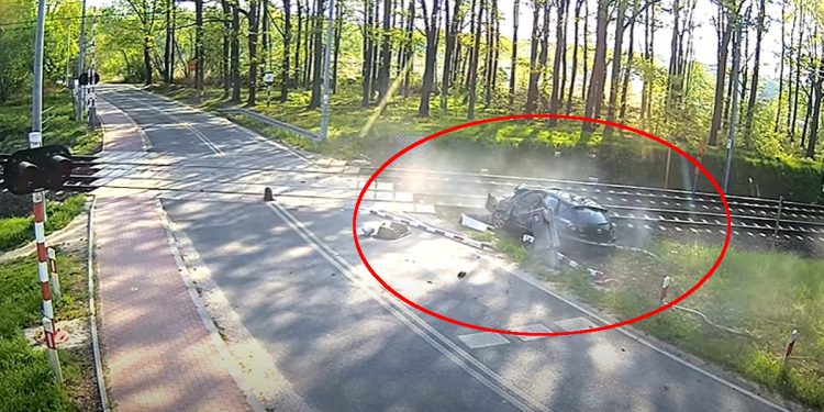 Samochód nie trafił w… przejazd kolejowy. Rozbił się na rogatkach [WIDEO]