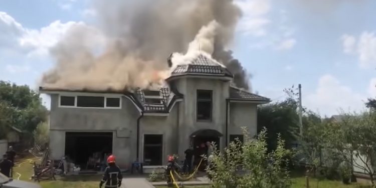 Samolot spadł na dom! Nie żyją cztery osoby [WIDEO]