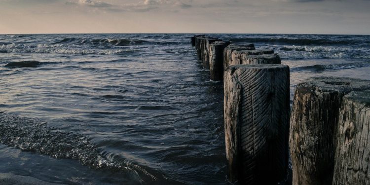 Tragedia we Władysławowie. 21-latek wszedł do morza i utonął