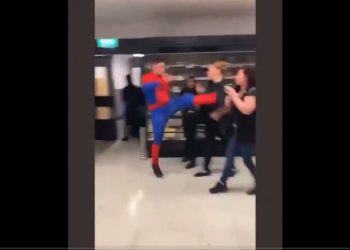 Spider-Man zaatakował pracowników sklepu. Mężczyzna w stroju zatrzymany [WIDEO]