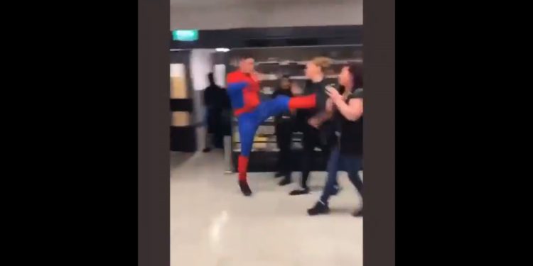Spider-Man zaatakował pracowników sklepu. Mężczyzna w stroju zatrzymany [WIDEO]