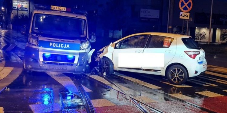 Staranował radiowóz. 22-latek był pod wpływem narkotyków i nie miał prawa jazdy