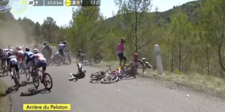 Kolejna kraksa w Tour de France. Polak trafił do szpitala [WIDEO]
