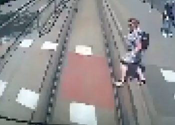 Weszła pod tramwaj. Wstrząsające nagranie. „Ofiary są dwie” [WIDEO]