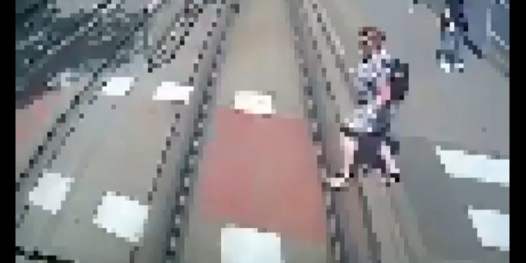 Weszła pod tramwaj. Wstrząsające nagranie. „Ofiary są dwie” [WIDEO]