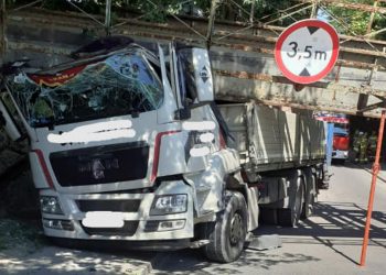 Wiadukt zawalił się po uderzeniu ciężarówki. Droga zablokowana na wiele dni