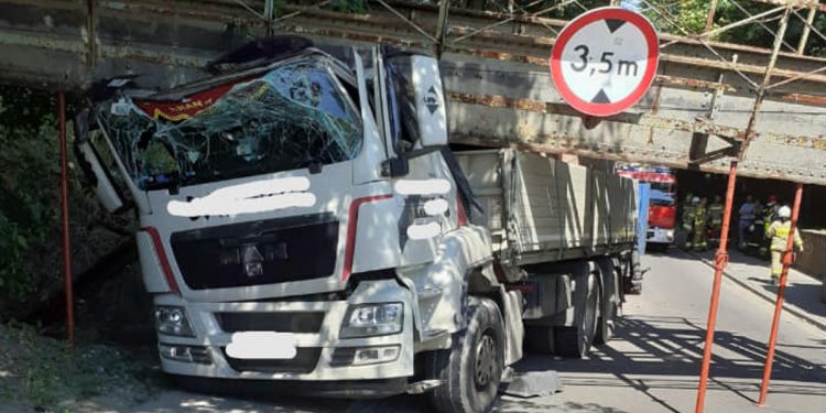 Wiadukt zawalił się po uderzeniu ciężarówki. Droga zablokowana na wiele dni