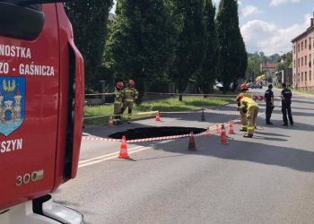 Wielka dziura pojawiła się w samym centrum Cieszyna [FOTO]