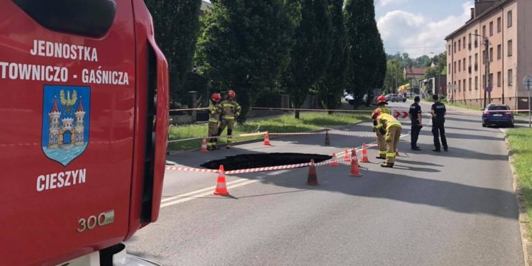 Wielka dziura pojawiła się w samym centrum Cieszyna [FOTO]