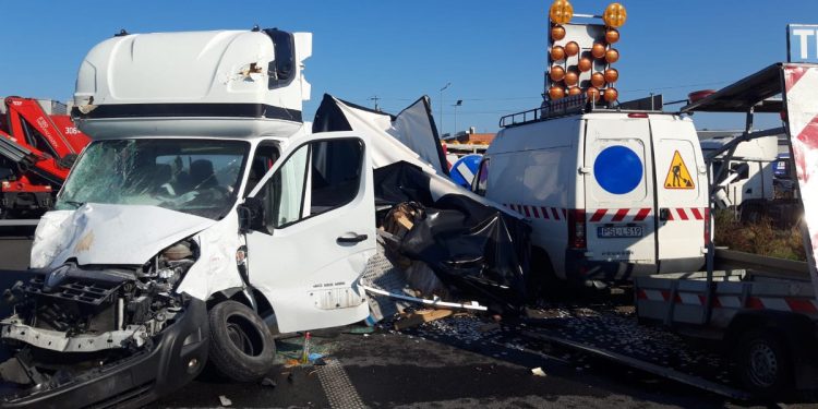 Wypadek na S11. Bus staranował pracowników drogowych. Są ofiary