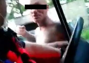 Zaatakował ratowników i uszkodził karetkę. Wieźli chorego