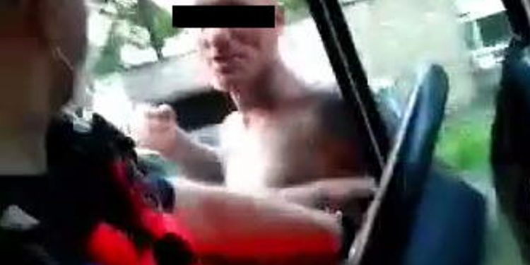 Zaatakował ratowników i uszkodził karetkę. Wieźli chorego