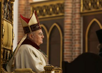 Artystka uderza w zmarłego abp Hosera. Opublikowała grafiki