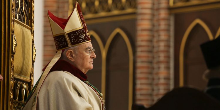 Artystka uderza w zmarłego abp Hosera. Opublikowała grafiki