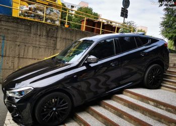 Kierowca BMW wjechał na… schody. Policja pokazała zdjęcia
