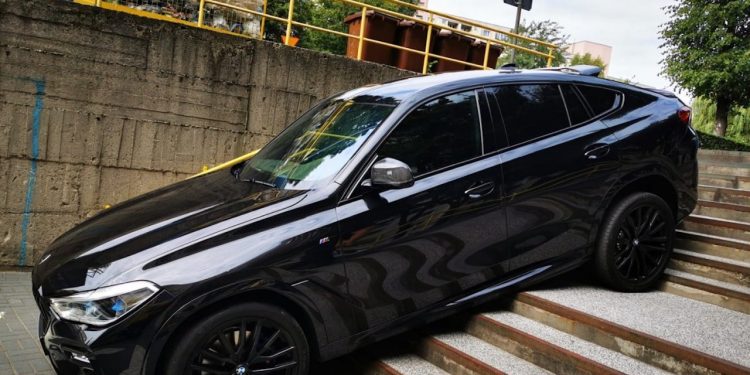 Kierowca BMW wjechał na… schody. Policja pokazała zdjęcia