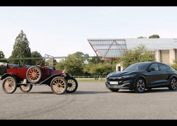 W 1930 r. uczył się jeździć Fordem T. Teraz zasiadł za kierownicą najnowszego Mustanga [WIDEO]