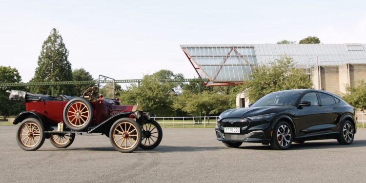 W 1930 r. uczył się jeździć Fordem T. Teraz zasiadł za kierownicą najnowszego Mustanga [WIDEO]