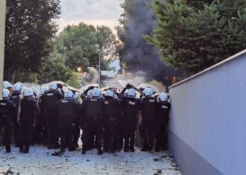 Lubin. Zamieszki przed komendą. Poleciały kamienie i koktajle Mołotowa