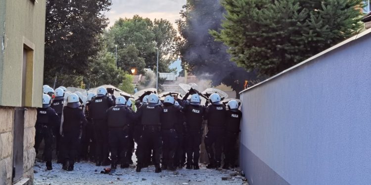 Lubin. Zamieszki przed komendą. Poleciały kamienie i koktajle Mołotowa