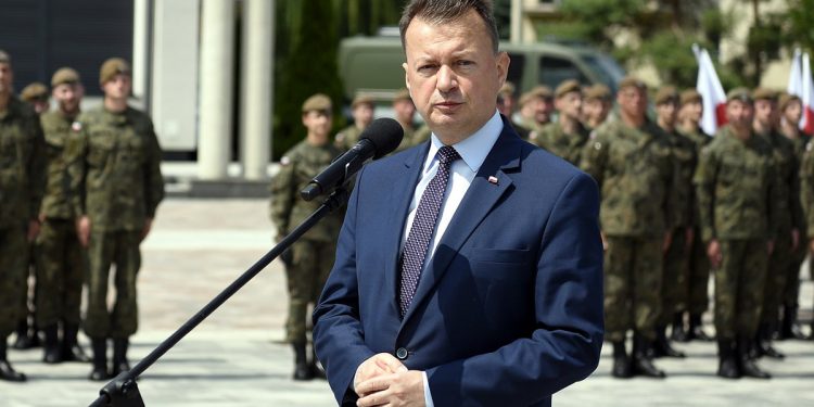 Błaszczak: „Antyszczepionkowi terroryści nie mogą udawać żołnierzy”