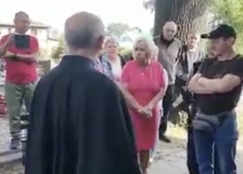 Parafianie odebrali księdzu klucze i nie wpuścili do kościoła. Jest nagranie z awantury [WIDEO]