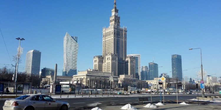 4-latek utknął na szczycie Pałacu Kultury. Wezwali pomoc