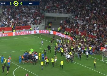 Kibice wbiegli na murawę. Piłkarze Olympique Maryslia pobici? [WIDEO]