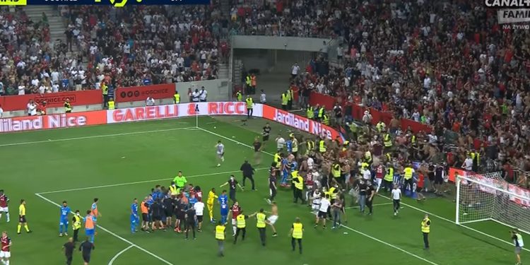 Kibice wbiegli na murawę. Piłkarze Olympique Maryslia pobici? [WIDEO]