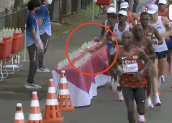 Zachowanie maratończyka wywołało oburzenie. Wszystko nagrały kamery [WIDEO]