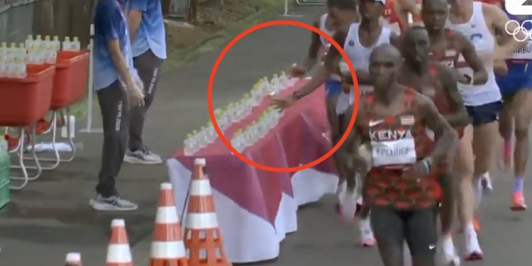 Zachowanie maratończyka wywołało oburzenie. Wszystko nagrały kamery [WIDEO]