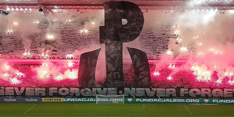 Oprawa Legii zrobiła wrażenie! Przypomnieli Powstanie Warszawskie [FOTO]